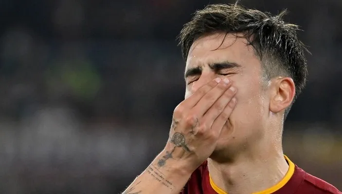 Paulo Dybala rời sân vì chấn thương ở những phút cuối trận