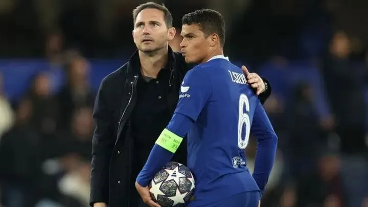 HLV Frank Lampard và trung vệ Thiago Silva đối mặt với tiếng la chộ từ khán đài