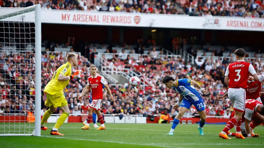 Julio Enciso ung dung đánh đầu cận thành, mở tỷ số