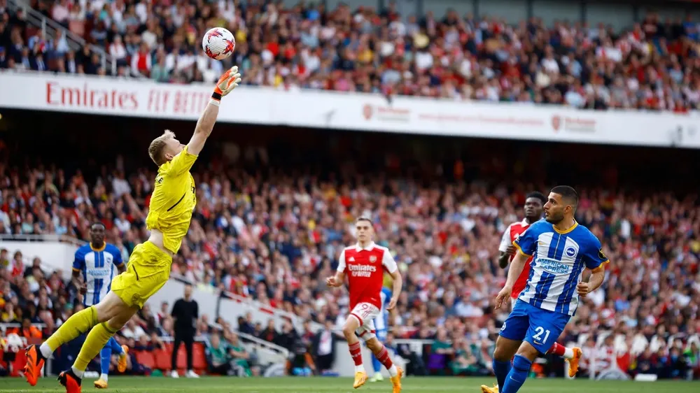 Deniz Undav lốp bóng qua đầu thủ thành Arsenal phút 86