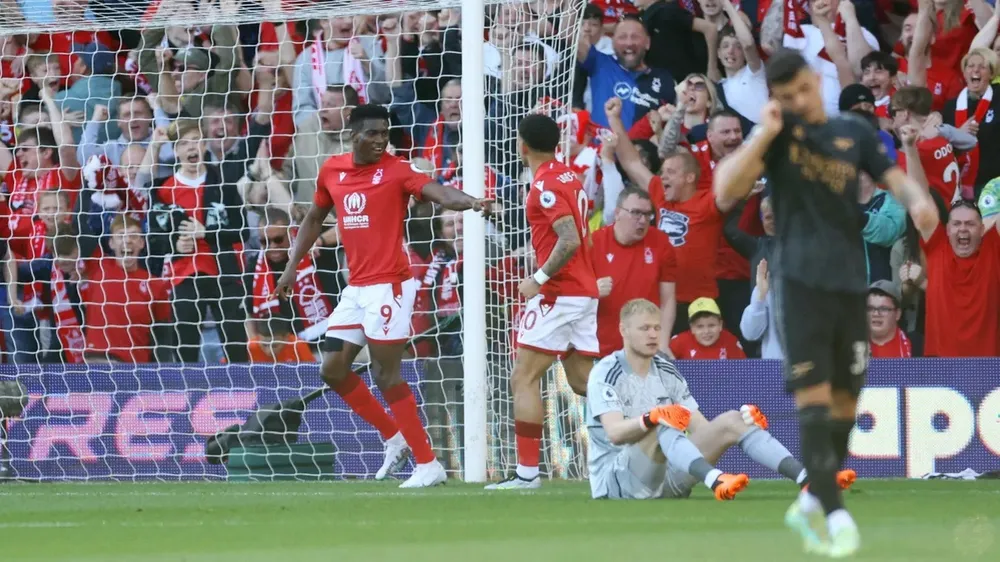 Taiwo Awoniyi ăn mừng bàn thắng trên sân nhà