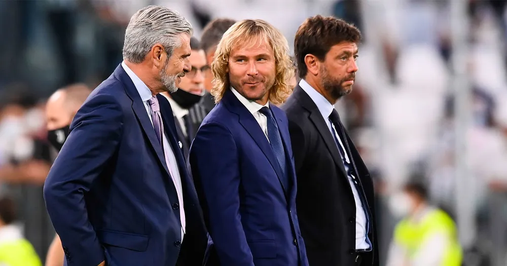Cựu Chủ tịch Andrea Agnelli (phải) và cựu Phó chủ tịch Pavel Nedved (giữa) đều phải ra tòa lần nữa