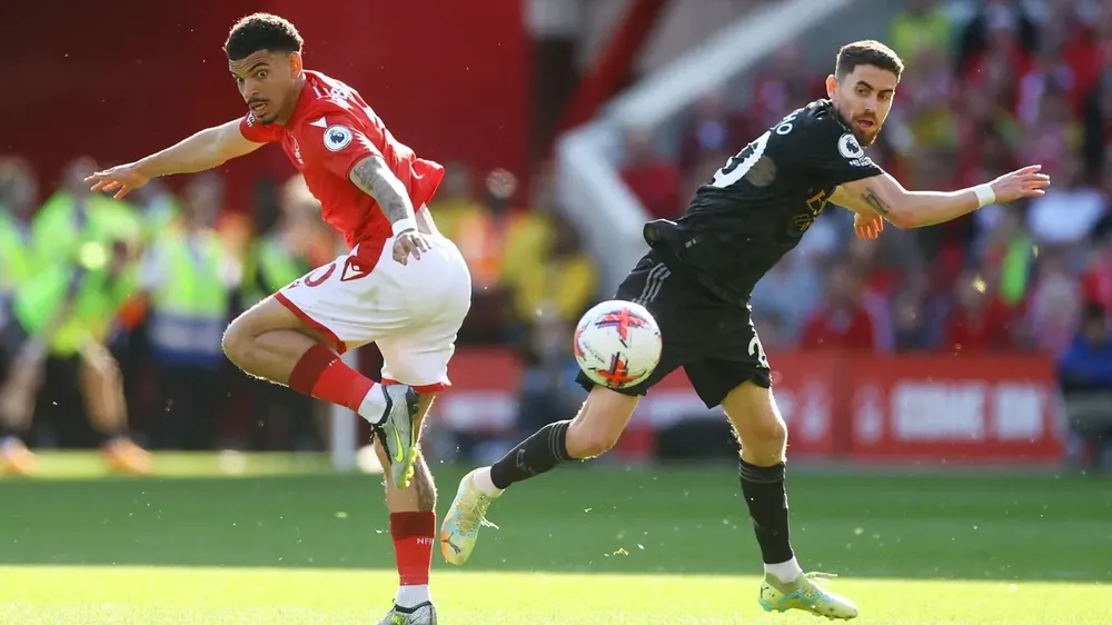 Jorginho cũng không thể làm gì hơn trước hàng thủ dày đặc của chủ nhà