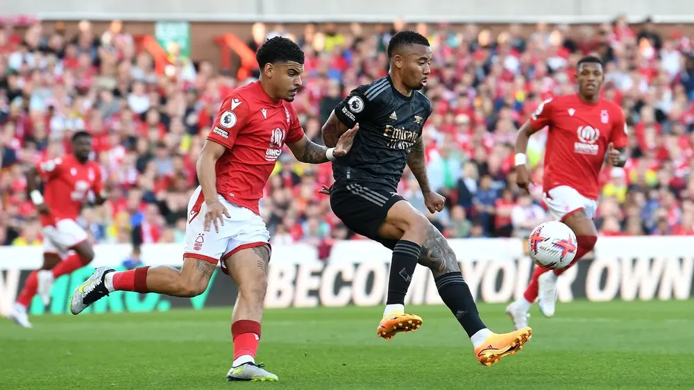 Gabriel Jesus chỉ có vài cú sút xa vô hại