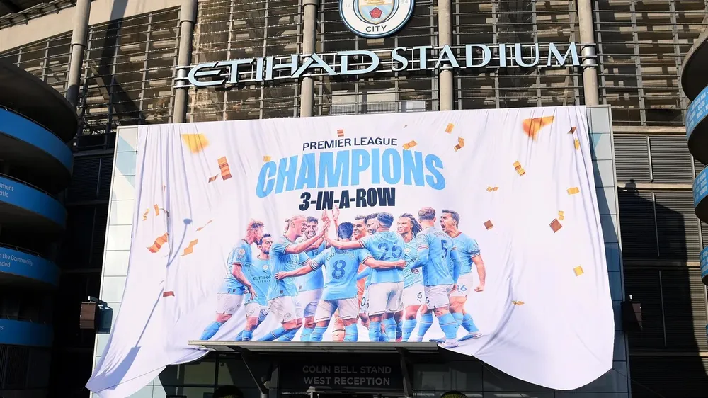Tấm băng-rôn được treo vội trên sân Etihad