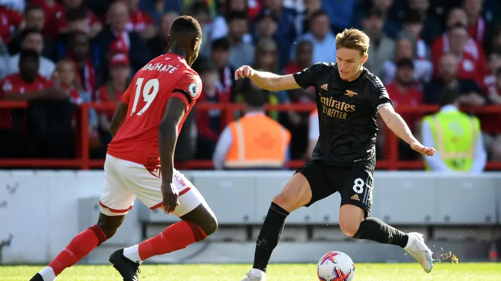 Martin Odegaard đi bóng trước hậu vệ Nottingham