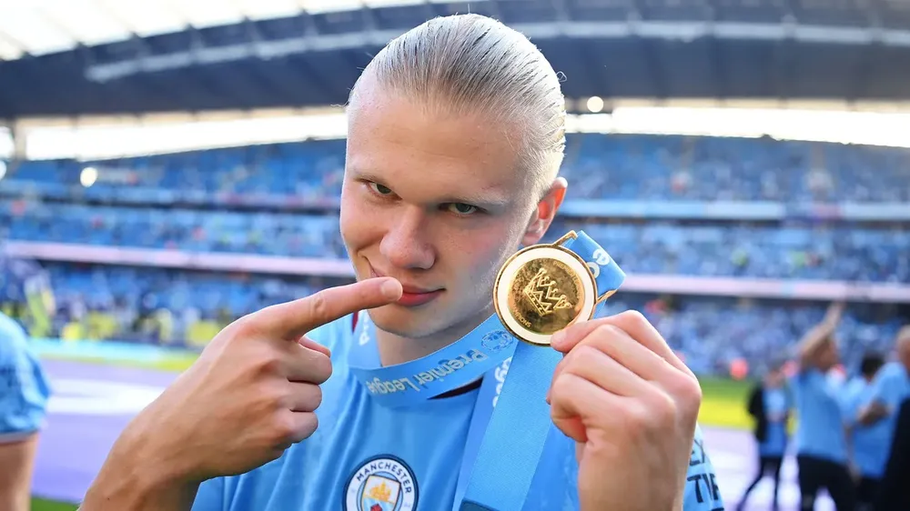 Erling Haaland khoe chiếc huy chương vô địch