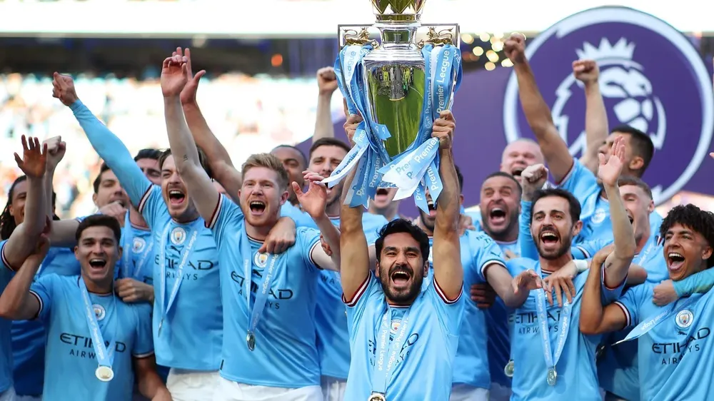 Đội trưởng Ilkay Gundogan giương cao chiếc cúp Premier League trên sân Etihad