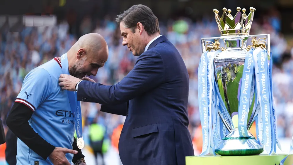 Pep cũng đầy cảm xúc khi nhận huy chương