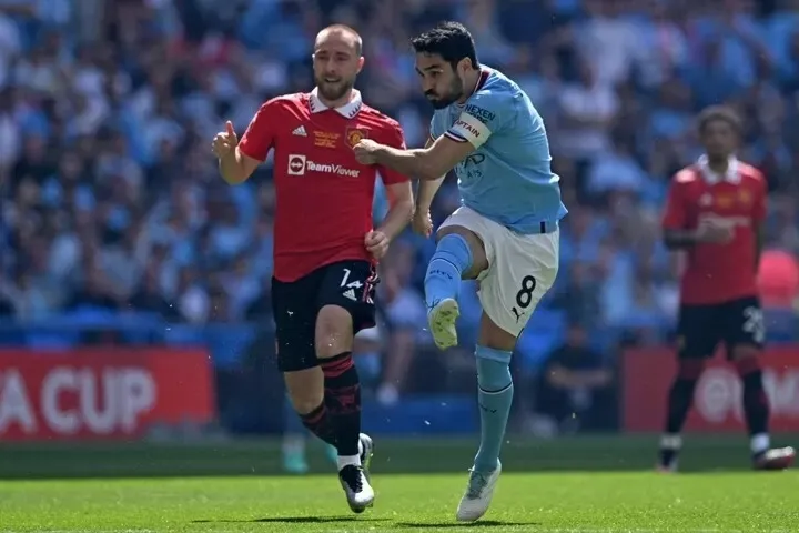 Ilkay Gundogan tung quả vô lê chân phải cực nhanh