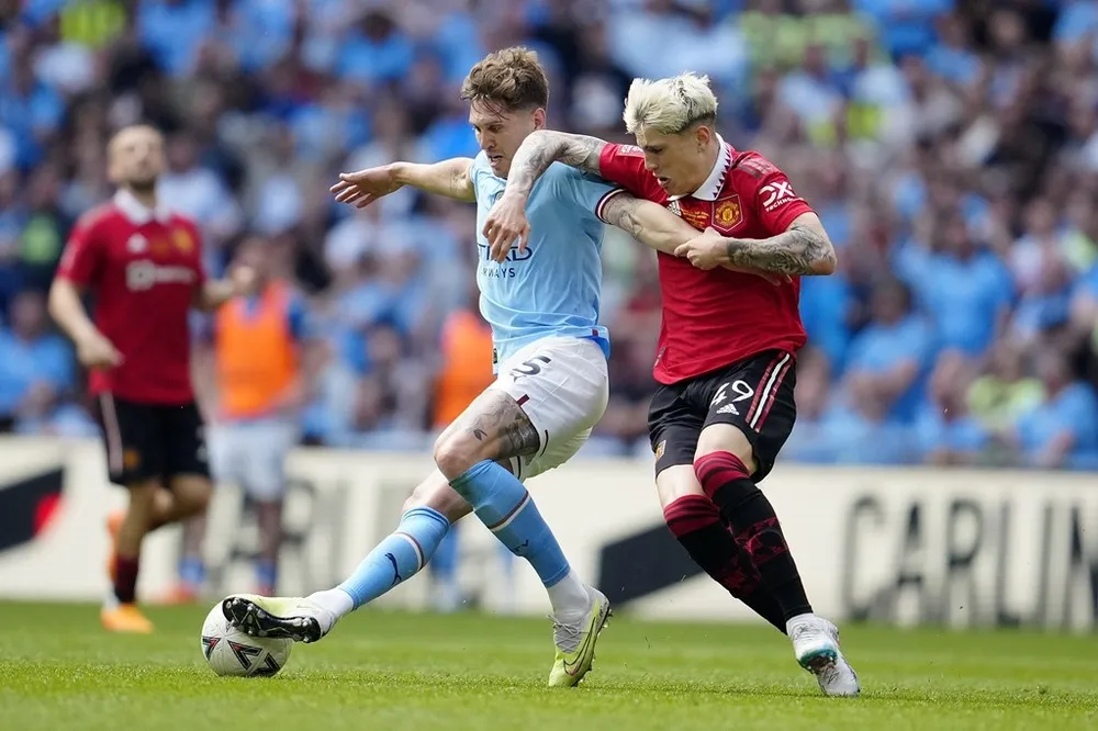 John Stone (trái) đã chơi rất hay