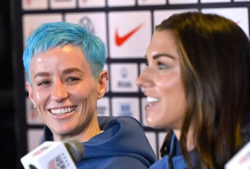 Megan Rapinoe (trái) và Alex Morgan