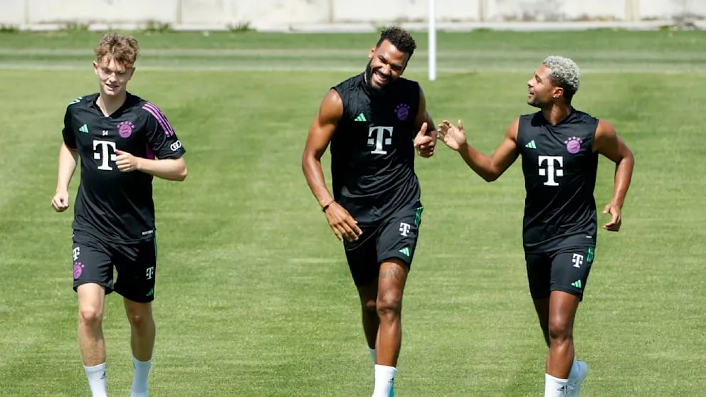 Các cầu thủ Bayern Munich tập luyện dưới trưa nóng 31 độ C