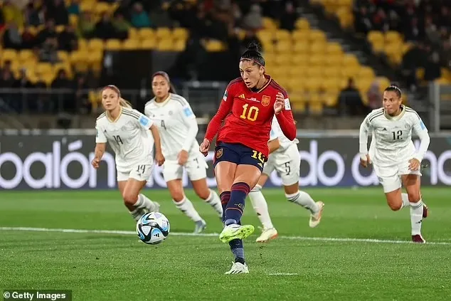 Jennifer Hermoso sút không thành công quả 11m