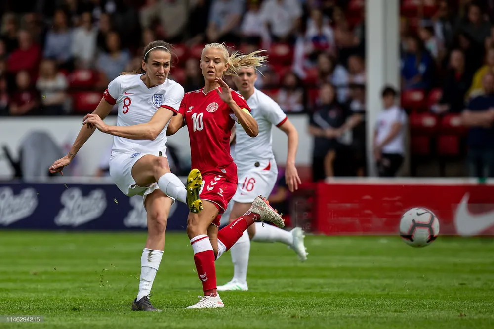 Jill Scott (Anh) sút bóng trước Pernile Harder (Đan Mạch) trong trận đụng độ năm 2019