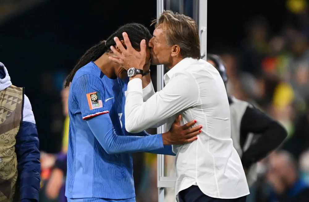 HLV Herve Renard ăn mừng chiến thắng cùng đội trưởng Wendie Renard