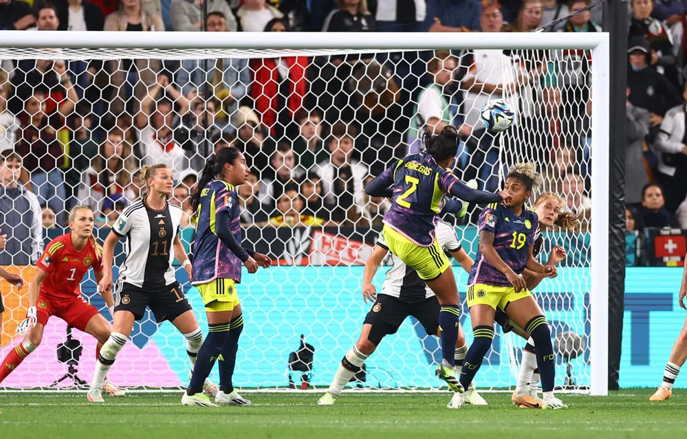 Manuela Vanegas đánh đầu ghi bàn trong pha phạt góc phút 97