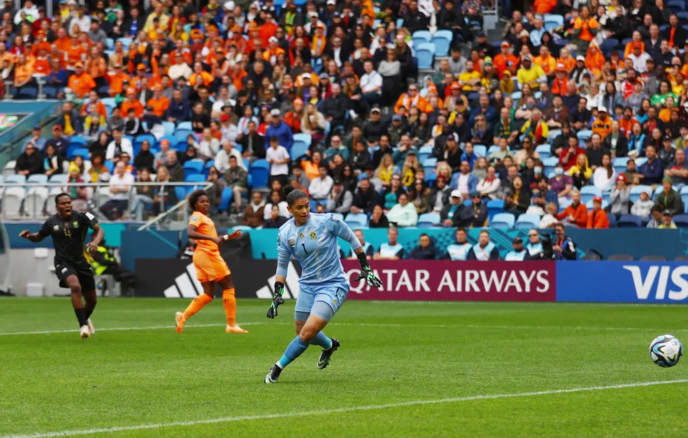 Thủ môn Nam Phi Kaylin Swart đã bắt bóng vuột qua tay, từ từ lăn vào lưới