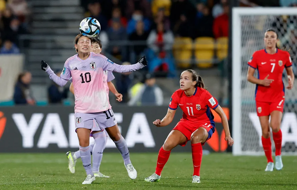 Fuka Nagano kiểm soát bóng trước các tiền vệ Na Uy