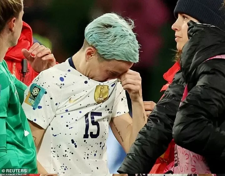 Megan Rapinoe thất vọng khi sút hỏng quả luân lưu Megan Rapinoe thất vọng khi sút hỏng quả luân lưu