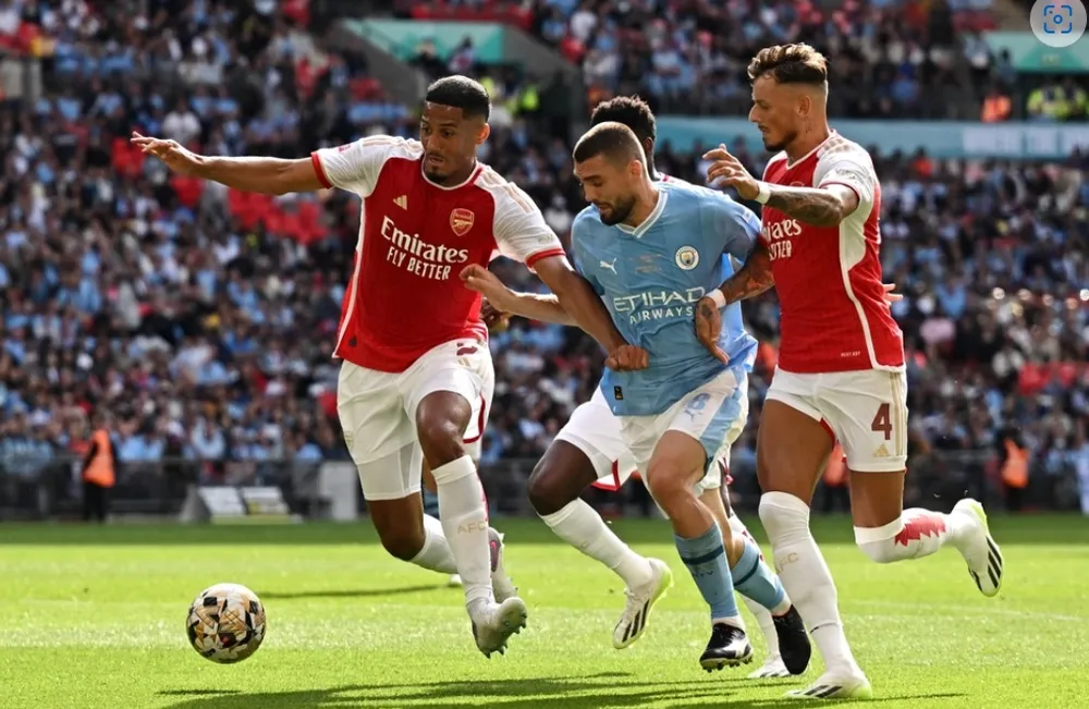 Matteo Kovacic trong vòng vây 2 hậu vệ Arsenal Matteo Kovacic trong vòng vây 2 hậu vệ Arsenal