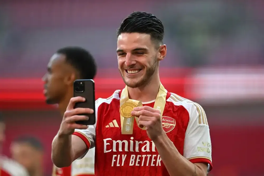 Tân binh Declan Rice khoe chiếc huy chương vàng đầu tiên cùng Arsenal Tân binh Declan Rice khoe chiếc huy chương vàng đầu tiên cùng Arsenal