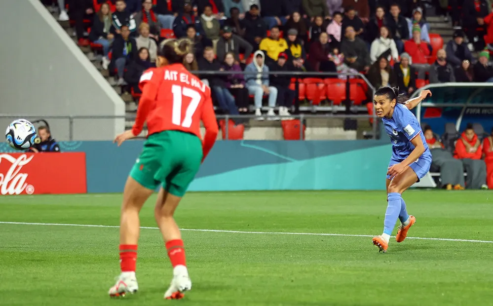 Kenza Dali ghi bàn thắng trong thế không ai kèm