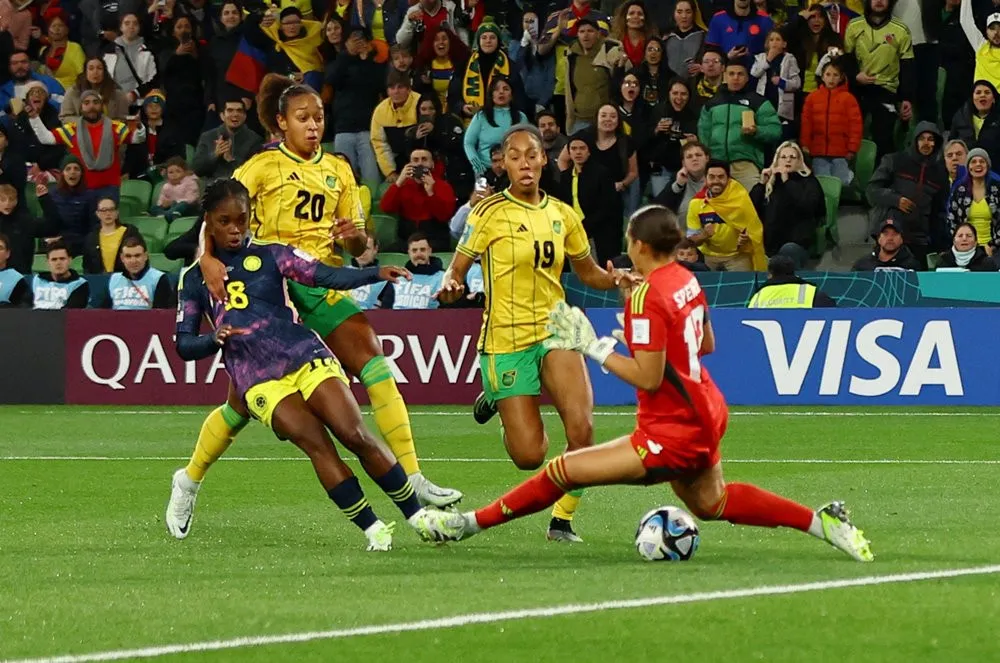 Linda Caicedo uy hiếp hàng thủ Jamaica