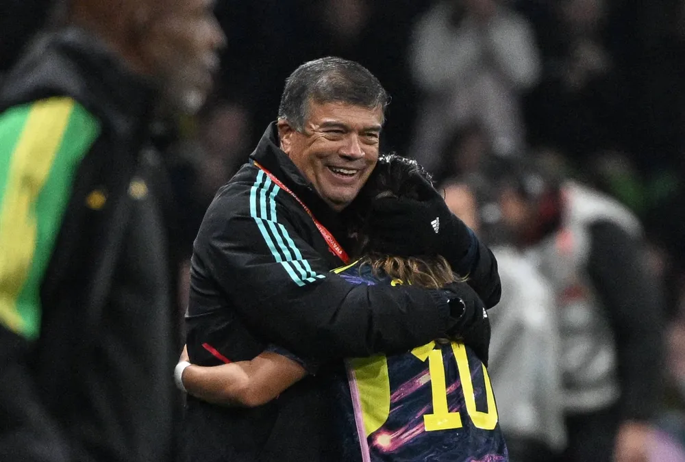 HLV Nelson Abadia ăn mừng chiến thắng Jamaica