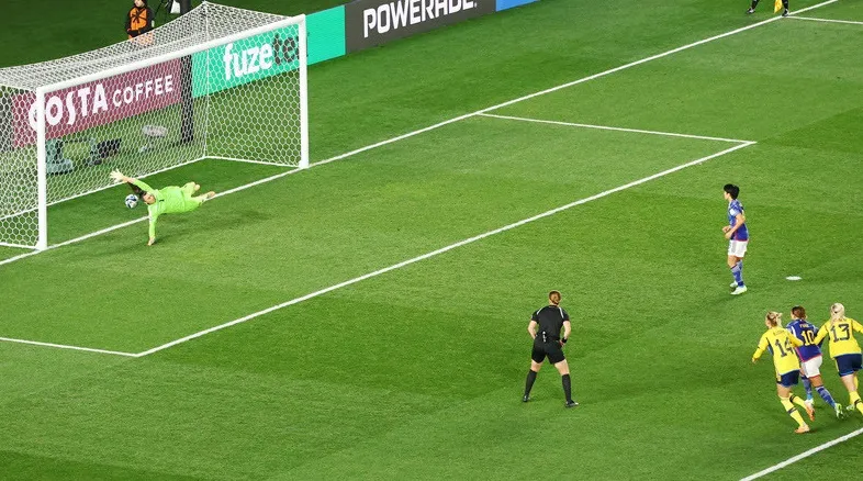 Rico Ueki sút quả 11m dội xà ngang