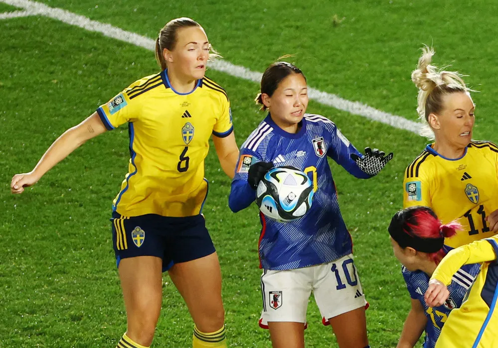 VAR phát hiện bóng chạm tay Fuka Nagano trong khu cấm