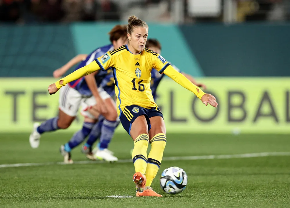 Filippa Angeldal sút thắng quả 11m để nhân đôi cách biệt