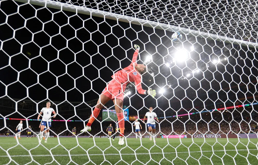 ... bóng đi vào góc cao khung thành khiến thủ môn Mary Earps bó tay ... bóng đi vào góc cao khung thành khiến thủ môn Mary Earps bó tay