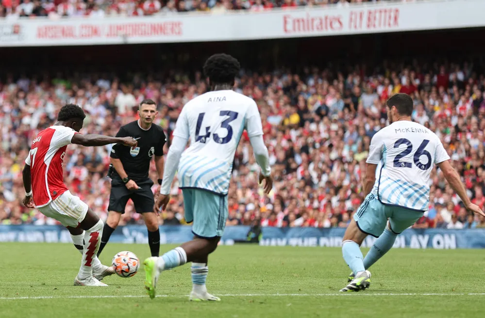 Saka tung cú sút sở trường để ghi bàn thắng tuyệt đẹp