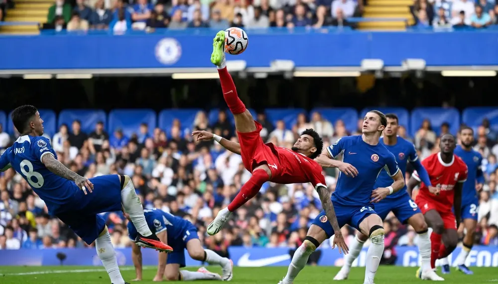 Luis Diaz tung người móc bóng trước khung thành Chelsea