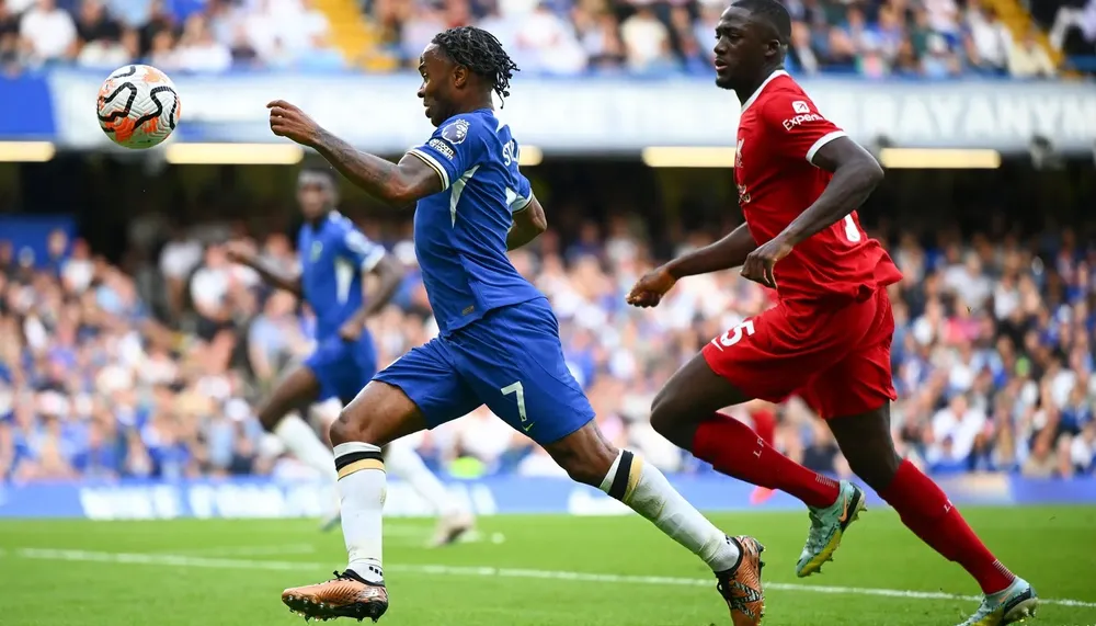 Raheem Sterling phối hợp với Reece James tạo thành mũi tấn công cánh phải