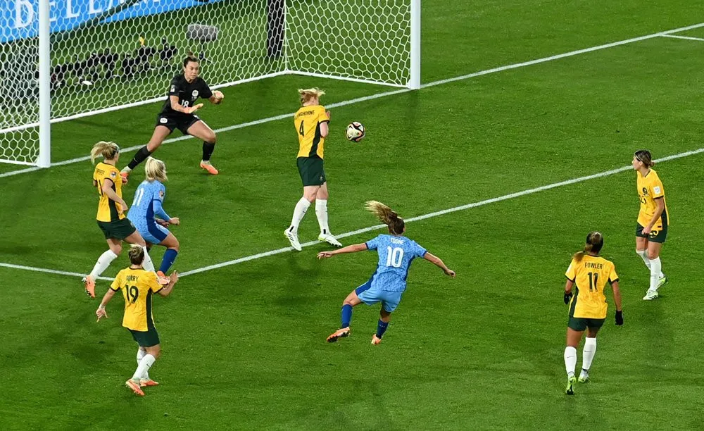 Ella Toone (10) tung cú sút góc cao