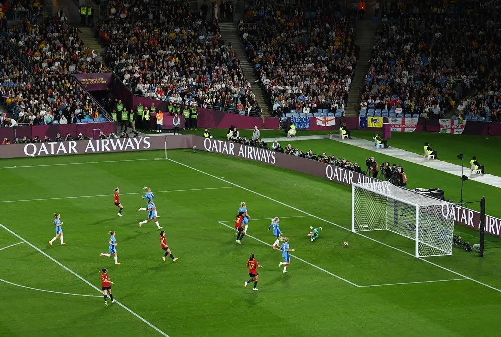 Olga Carmona tung cú sút chéo góc