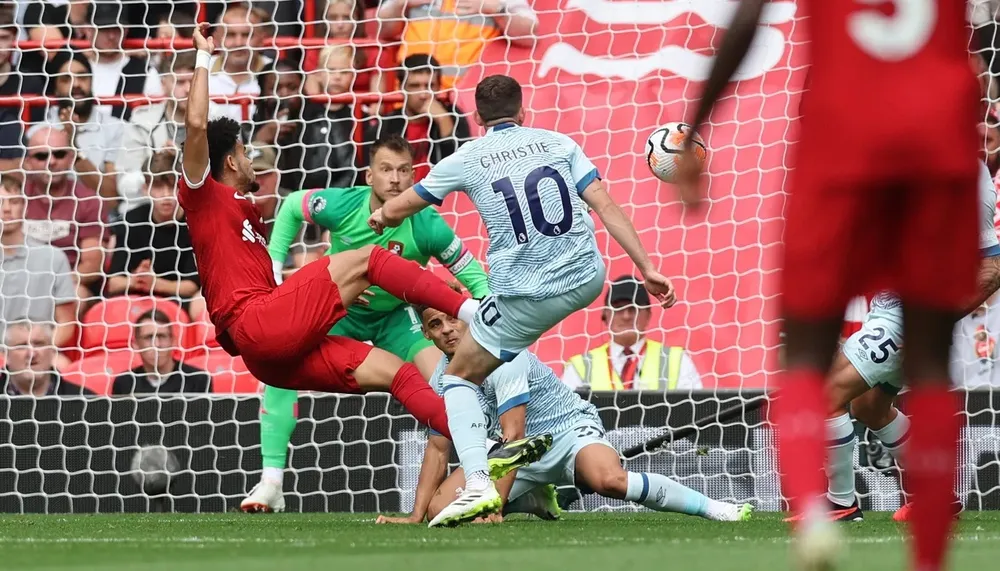 Luis Diaz ghi bàn đẹp mắt bằng cú vô lê cận thành