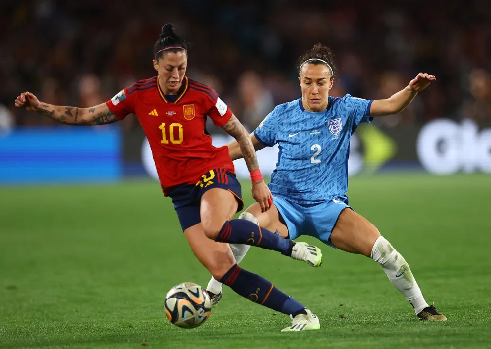 Hermoso (TBN) và Lucy Bronze (Anh)