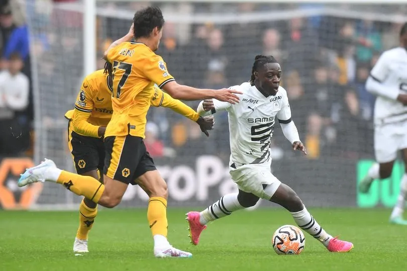 Jeremy Doku (phải) khoác áo Rennes trong trận giao hữu với Wolves