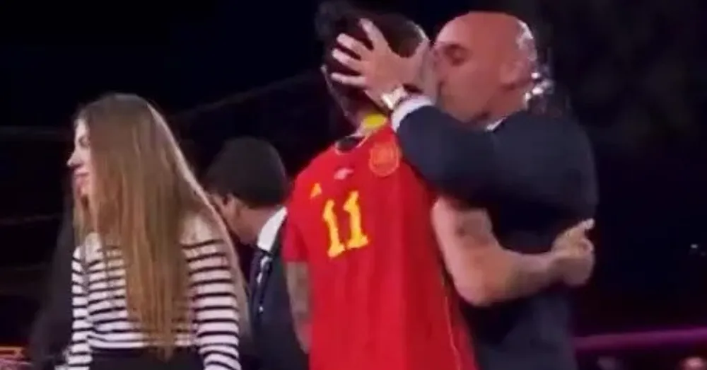 Luis Rubiales bất chợt ôm hôn lên môi Jenni Hermoso