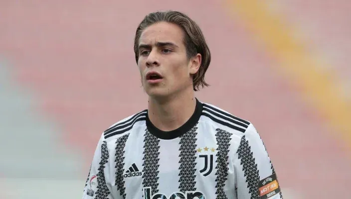 Kenan Yildiz được báo chí gán cái tên thánh vuốt tóc vì vuốt tóc đến 100 lần/trận