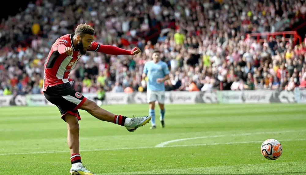 Jayden Bogle gỡ hòa 1-1