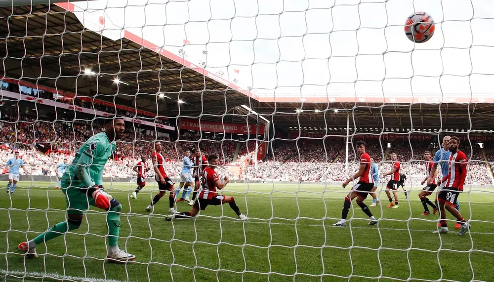 Bóng đi ngọt xớt vào góc cao