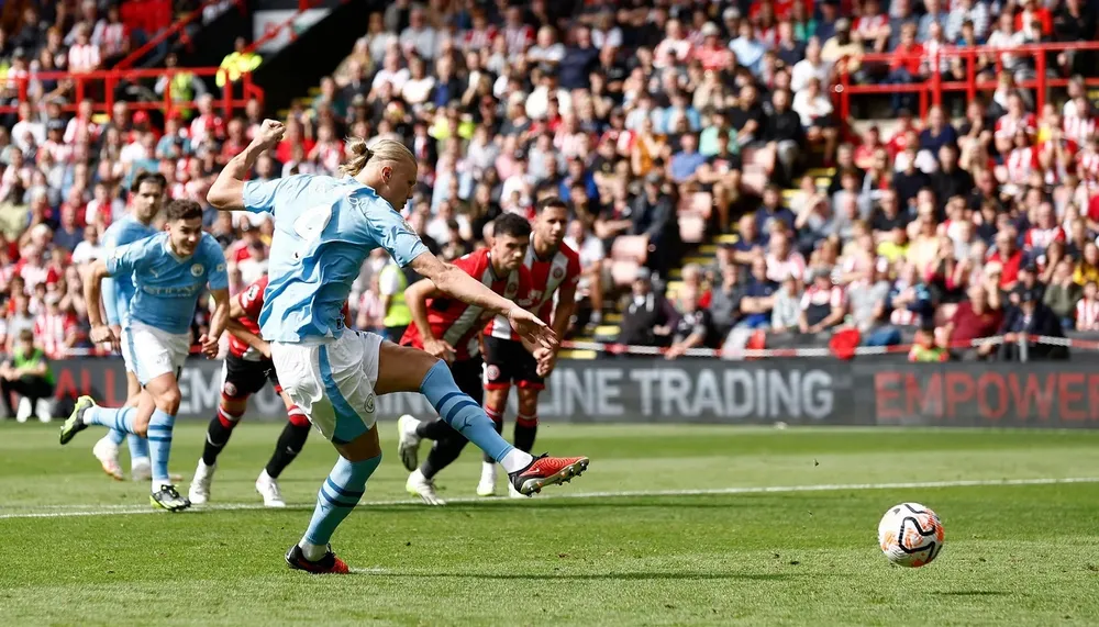 Quả phạt đền trúng cột của Erling Haaland