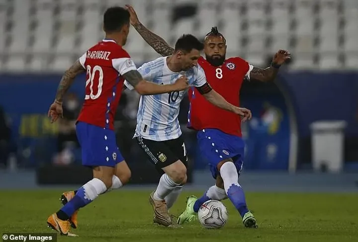 Leo Messi và Arturo Vidal (Chilê) trong đấu trường Nam Mỹ