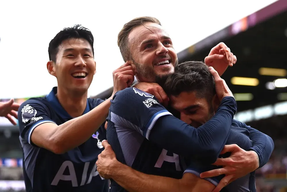 Son Heung-min ăn mừng bàn thắng của James Maddison