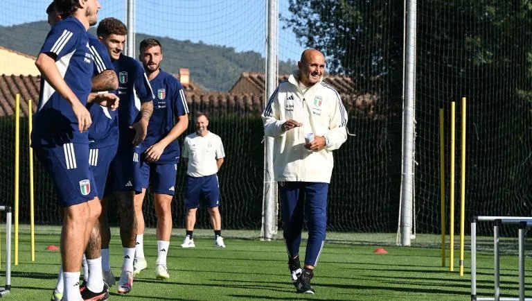 HLV Spalletti trện sân tập cùng tuyển Italia