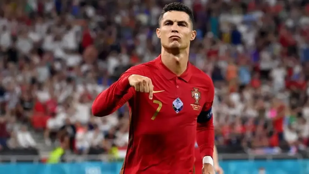 Ronaldo kỷ niệm 20 năm thi đấu cho tuyển Bồ Đào Nha